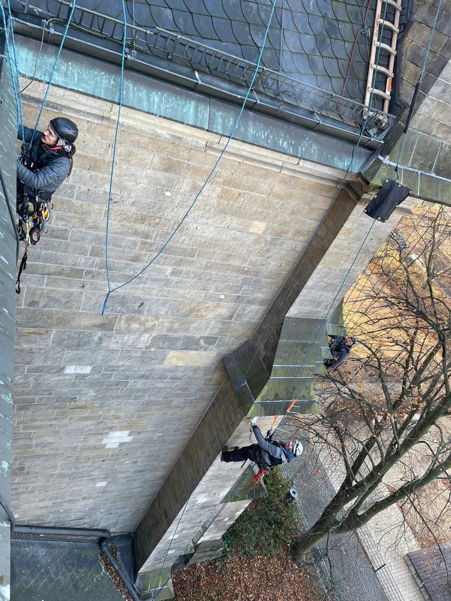 Top-down rope access on a facade